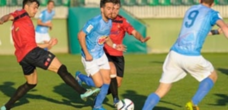 Primer éxito del año 1 Kike se marcha del marcaje de varios rivales en un momento del partido. / KAMARERO