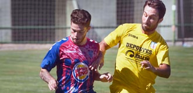 Tres puntos para salir 1 El centrocampista de la Segoviana Alberto Leira conduce un balón ante la presión de un rival del Navalcarnero. / M. HERRERO