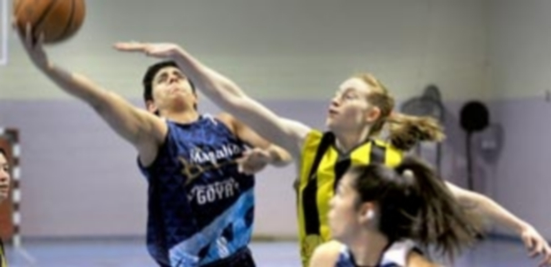 La jugadora del Unami Venta Magullo se dispone a entrar al aro bajo la presión de una rival del San Isidro. / KAMARERO