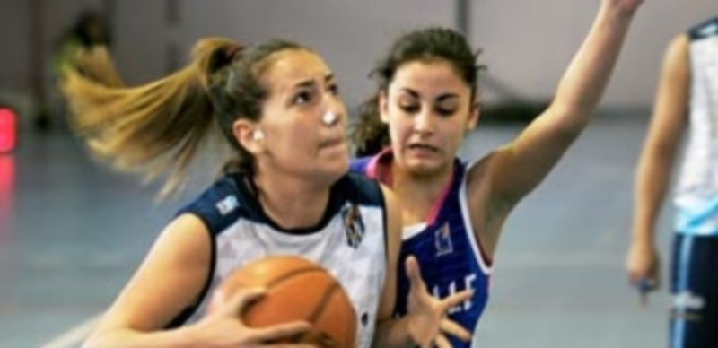 La jugadora del Unami Venta Magullo se dispone a entrar a canasta ante la presion de una rival del Plasencia. / KAMARERO