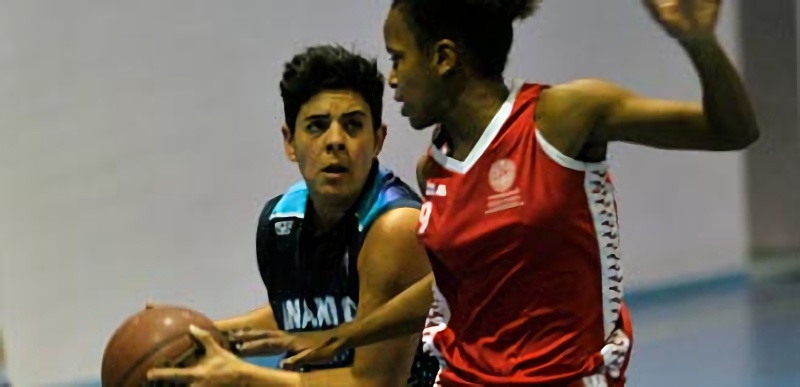 Helena Esteve encara a una rival de la Universidad de Salamanca. / KAMARERO