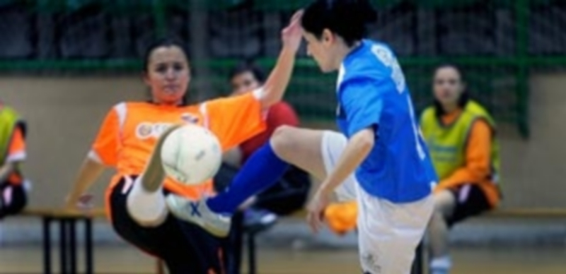 Laura Llorente lucha con una jugadora del Simancas por la posesión del balón en una jugada del partido disputado ayer en el Pedro Delgado. / KAMARERO