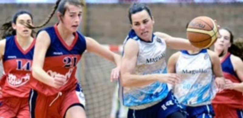 Alicia Alonso intenta superar la marca de una jugadora del Maristas Fodeba en un momento del partido jugado en Coruña. / LUCÍA CONTRERAS