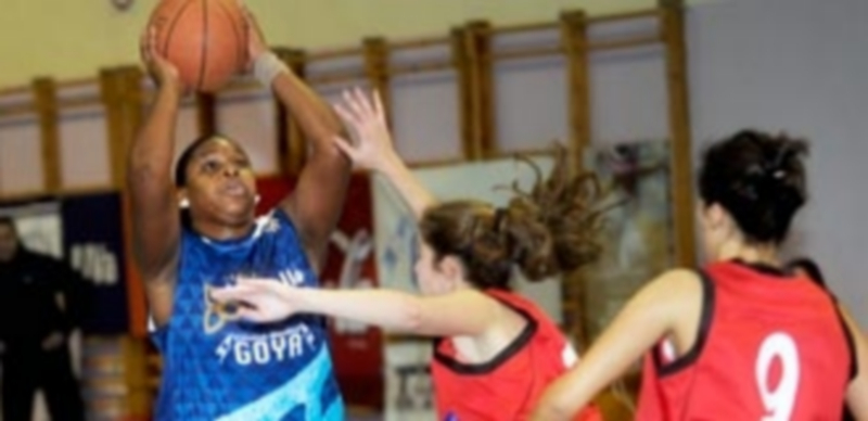 Suchitel Ávila mira al aro para lanzar a canasta en un partido disputado en el Emperador Teodosio. / Kamarero