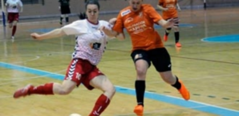 Una jugadora del Naturpellet se dispone a disparar a puerta ante la presión de una rival del San Fernando. / JAVIER VALLE