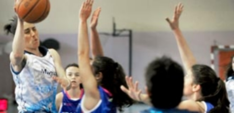 El Unami Venta Magullo disputa un balón contra el Miralvalle Plasencia en el último partido de la liga regular. / KAMARERO