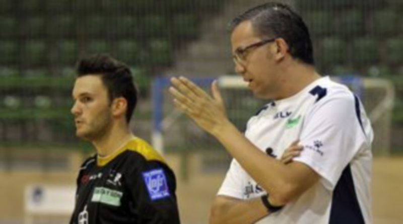 El técnico cajista David Madrid da instrucciones a Palomeque durante uno de los partidos amistosos de la pretemporada. / Juan Martín