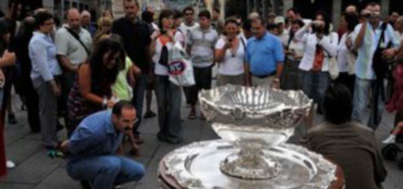 El público que ha acudido a la inauguración de la exposición de la Ensaladera
