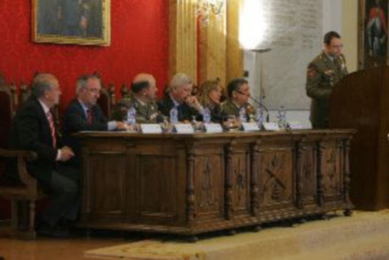 El salón de actos de la Academia de Artillería albergó la jornada inaugural./JUAN MARTÍN