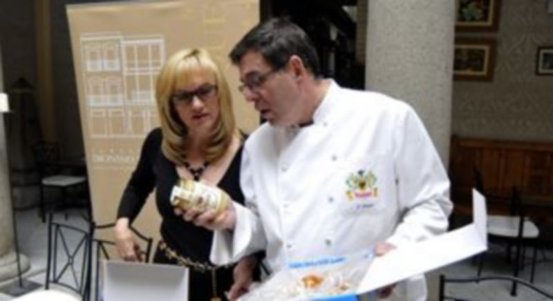 Nélida Cano y Julián Duque presentaron la actividad solidaria./JUAN MARTÍN