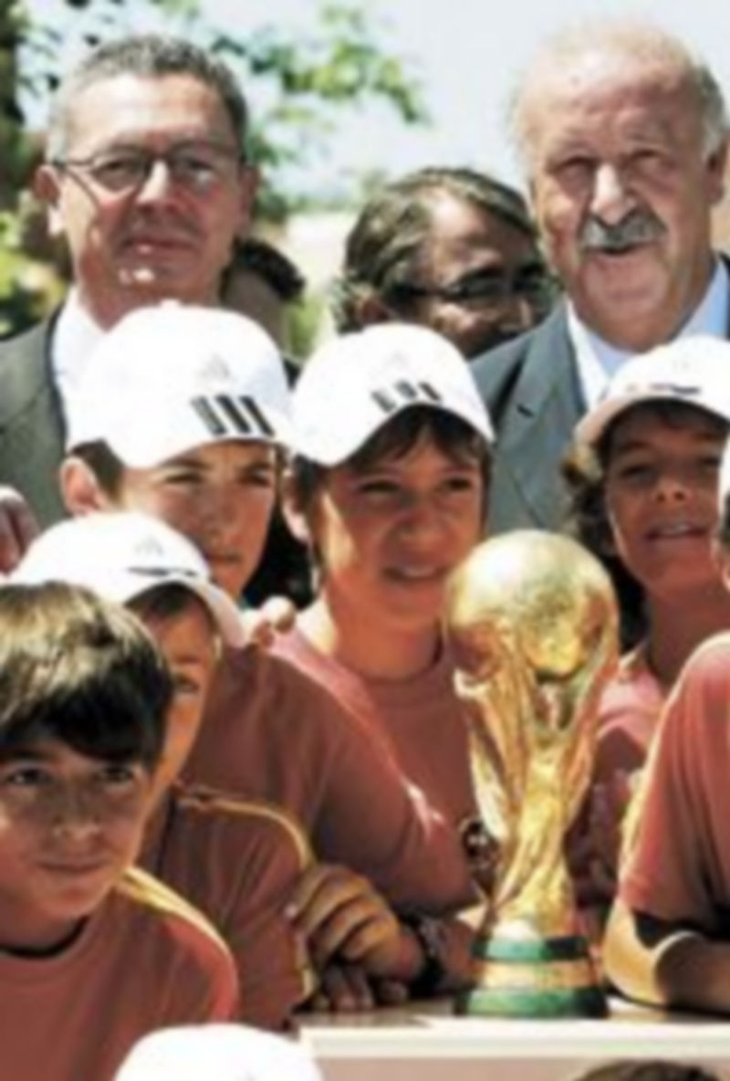 Ruiz-Gallardón y Del Bosque posan en el homenaje a la selección en Madrid. / Efe