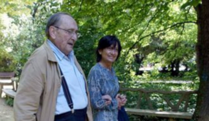 Miguel Delibes paseando por Campo Grande en Valladolid./ ICAL