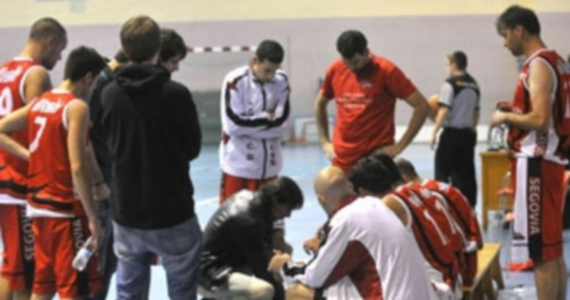 Juan Carlos Manrique da instrucciones a los jugadores del CD Base en la última temporada en la que el equipo segoviano jugó en la Primera Nacional. / A. Benavente
