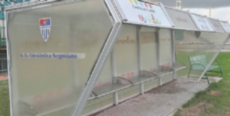 El banquillo donde se sientan los jugadores y el técnico de la Gimnástica Segoviana durante los partidos de Liga que se juegan en casa. / Kamarero