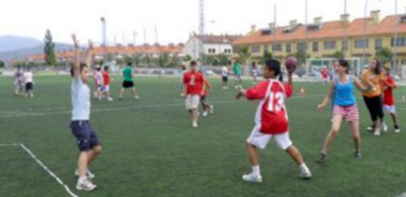 Un partido de balonmano alevín sobre césped artificial. / Gides.