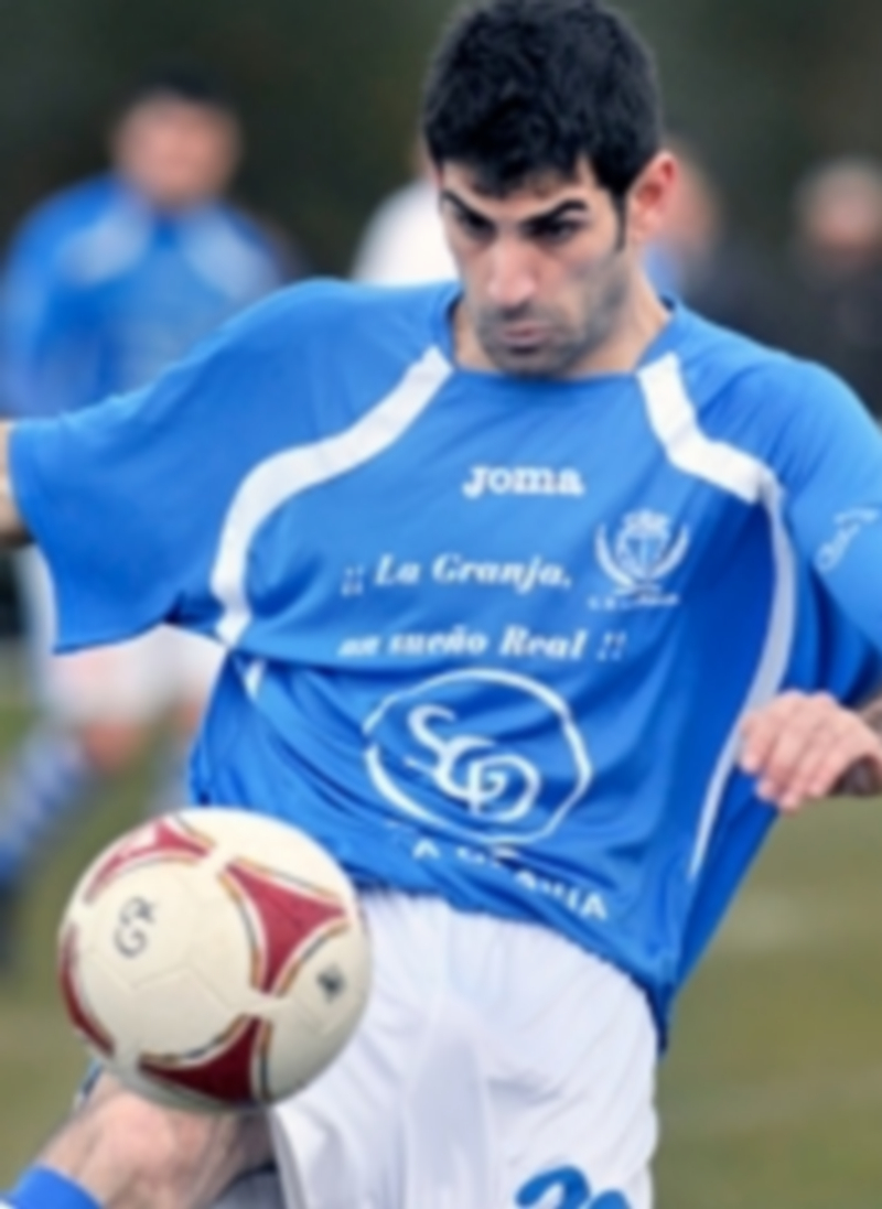 Ricardo controla un balón en un partido anterior del Club Deportivo La Granja. / Kamarero
