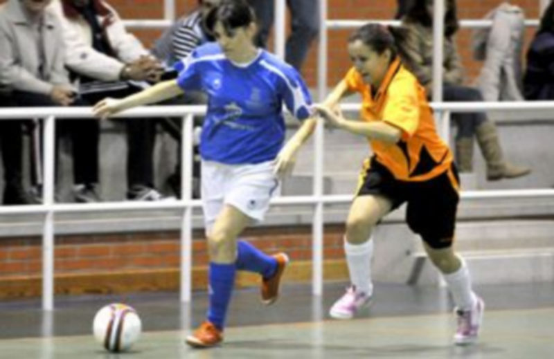 Una jugadora del Unami corre por la banda mientras es perseguida por una rival del Simancas. / Alberto Benavente