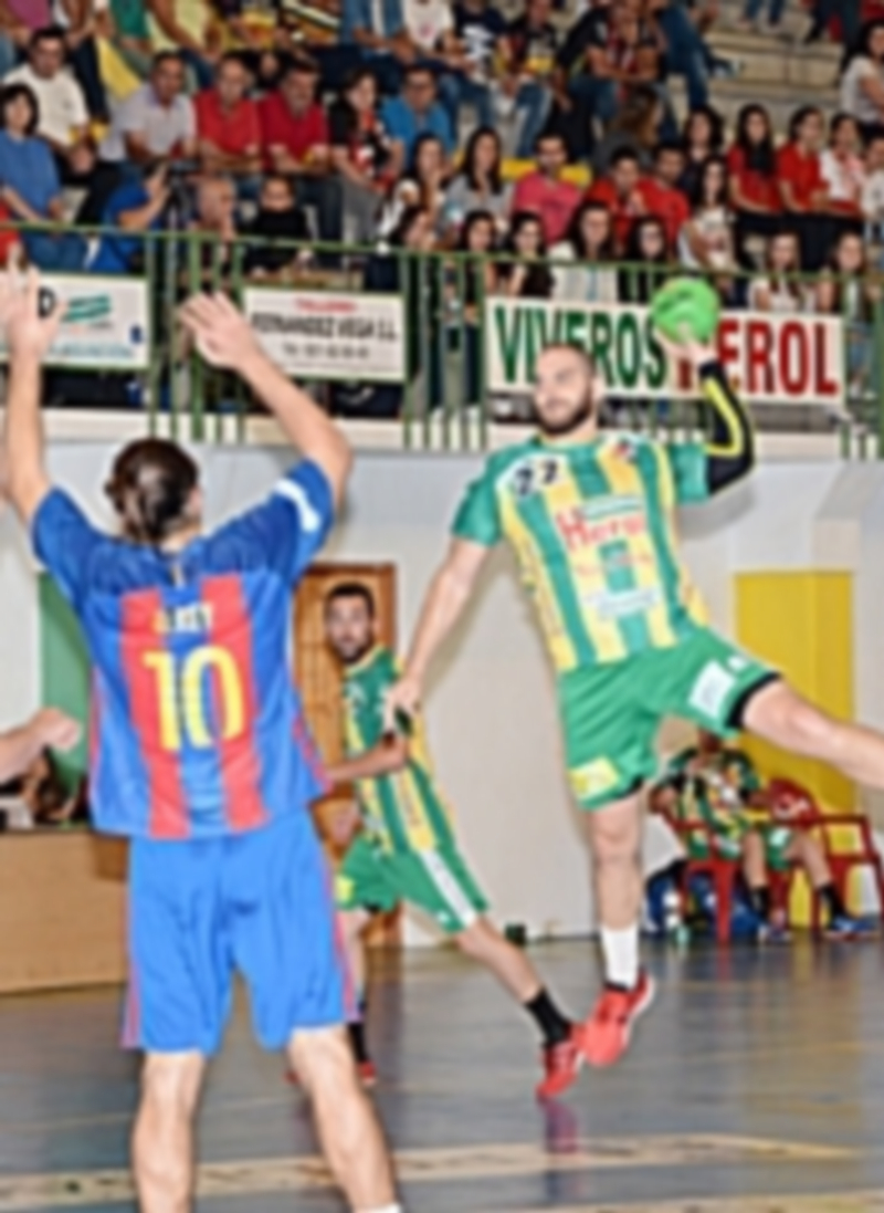 Antonio Llopis se eleva sobre la defensa de Oriol Rey en una acción de la primera parte del encuentro. / AMADOR MARUGÁN