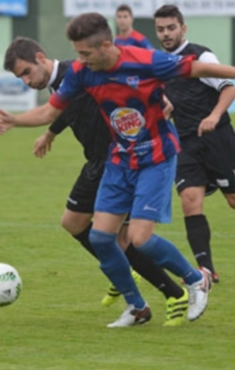 Donde se ganan las ligas 1 El jugador de la Segoviana Dani Calleja conduce un balón con la presión de un rival. / KAMARERO