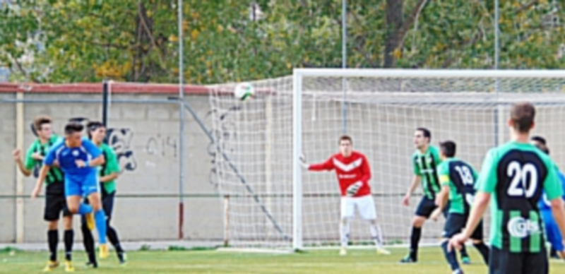 Remontada para crecer 1 La defensa de la UD El Espinar San Rafael intenta despejar una acción a balón parado del Bosco. / J.A. TORREÑO