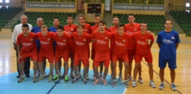 Los integrantes de la primera plantilla que acudieron al primer entrenamiento del Segovia Futsal