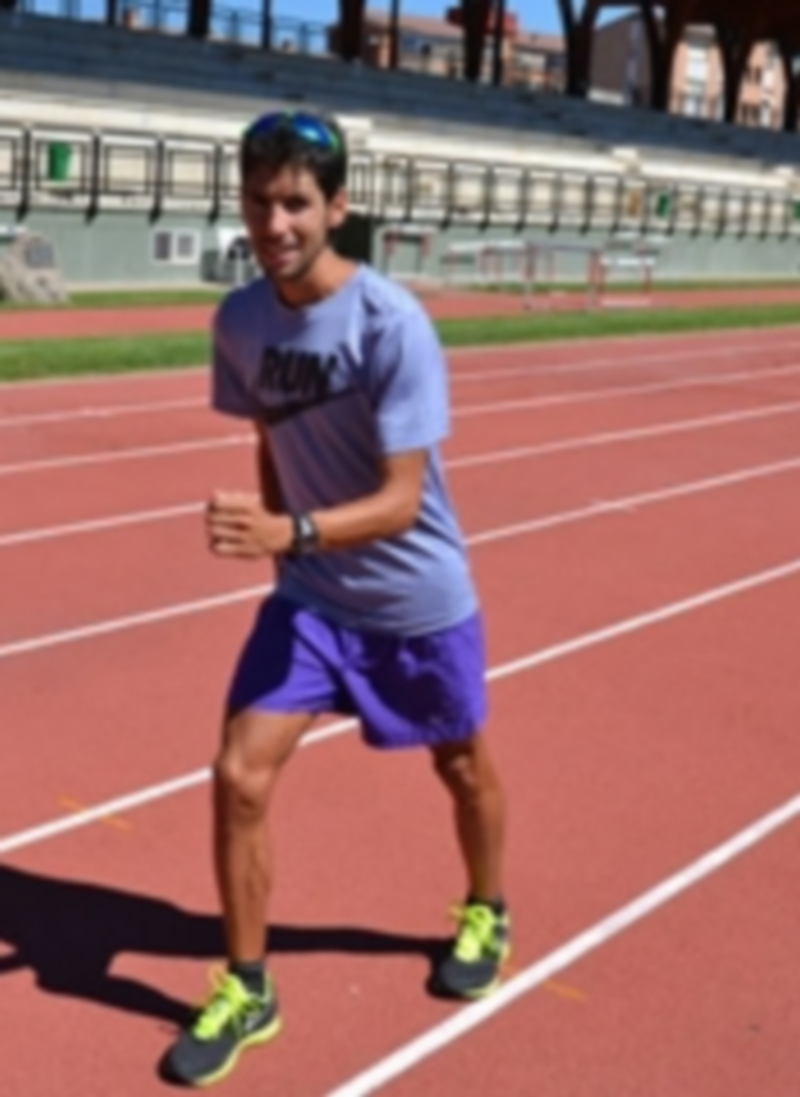 Javi Guerra realizó ayer su último entrenamiento en las pistas de atletismo Antonio Prieto. / Borja Martín