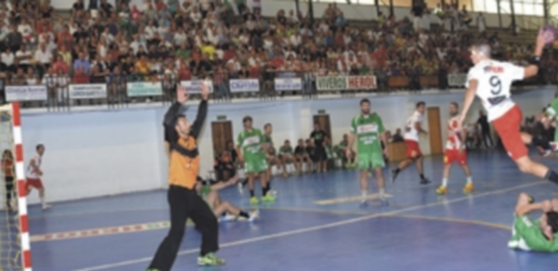 El extremo navero Bruno Vírseda se eleva para lanzar a portería ante la expectación de los aficionados naveros que acudieron a presenciar el estreno victorioso del Balonmano Nava en División de Honor