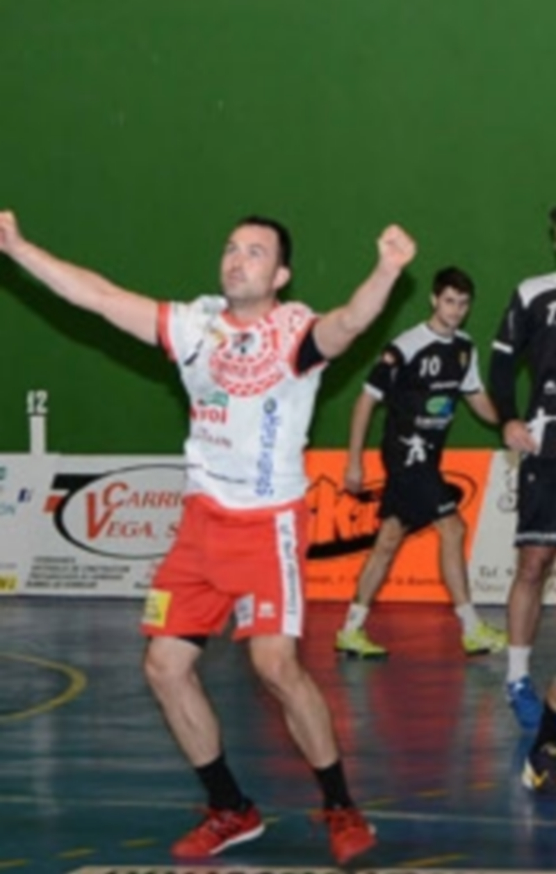 Carlos Villagrán celebra con la grada uno de los goles conseguidos por el Viveros Herol. / AMADOR MARUGÁN