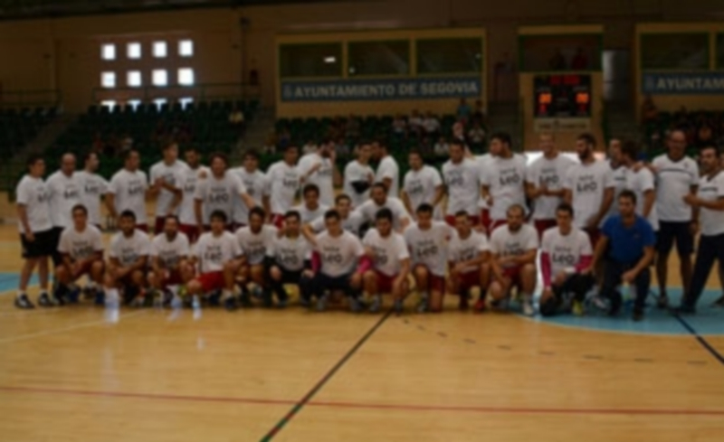 Los dos equipos posaron con camisetas de ‘Lucha con Leo’ antes de comenzar el encuentro amistoso. / Amador Marugán