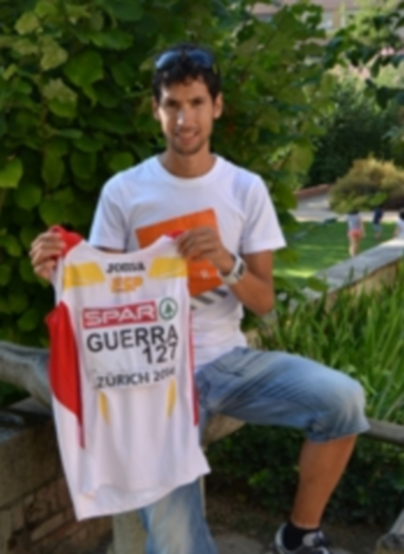 Javier Guerra posa con la camiseta con la que participó el domingo en el maratón del Campeonato de Europa. / Borja Martín