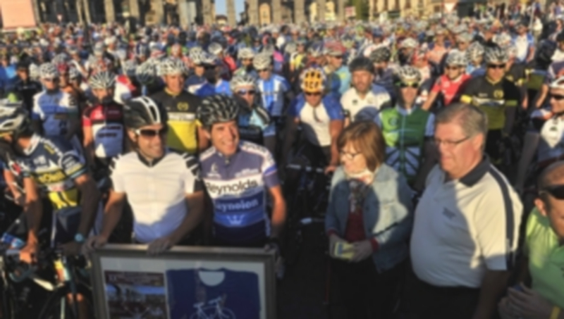 Pedro Delgado junto con el homenajeado Óscar Freire a pocos minutos de iniciar la marcha del año pasado. / Kamarero