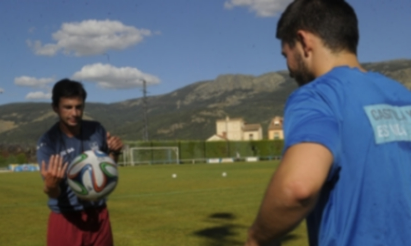 Alberto Ruiz Sánchez dirige un ejercicio de calentamiento previo a la disputa del Trofeo San Luis. / Kamarero