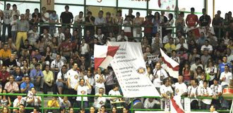 Imagen de las gradas del pabellón Pedro Delgado durante uno de los partidos del Caja Segovia. / Juan Martín.