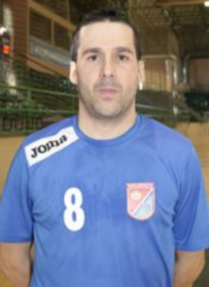 El segoviano Quique Salgado posa en el Pedro Delgado con la camiseta del Baku United. / Lara Mazagatos