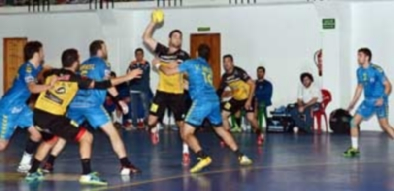 Simón García busca un hueco para lanzar a puerta