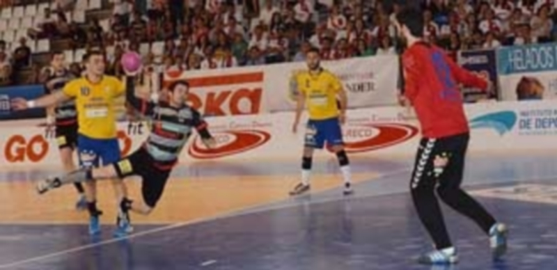 El jugador del Viveros Herol Balonmano Nava