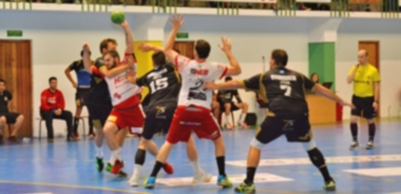 Antonio Llopis intenta penetrar en la defensa visitante. / AMADOR MARUGÁN