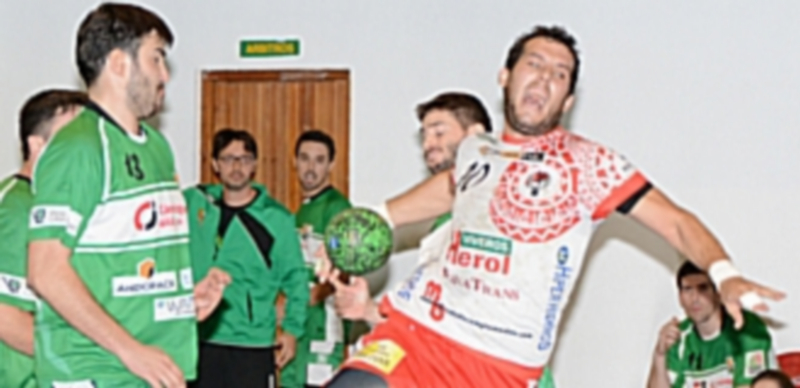 Darío Ajo intenta el lanzamiento desde los seis metros en el partido ante el Bordils. / AMADOR MARUGÁN