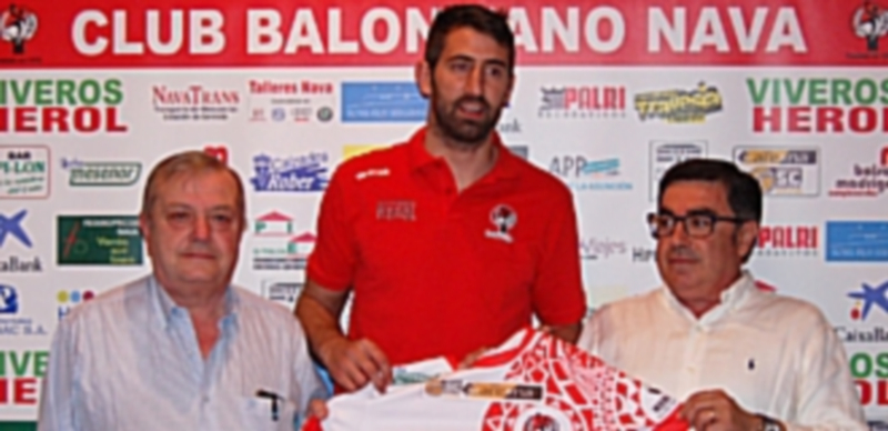 Quintín Maestro (izq.) durante la presentación como nuevo técnico del equipo de Óscar Perales (c.) junto a Julián Mateo. / AMADOR MARUGÁN