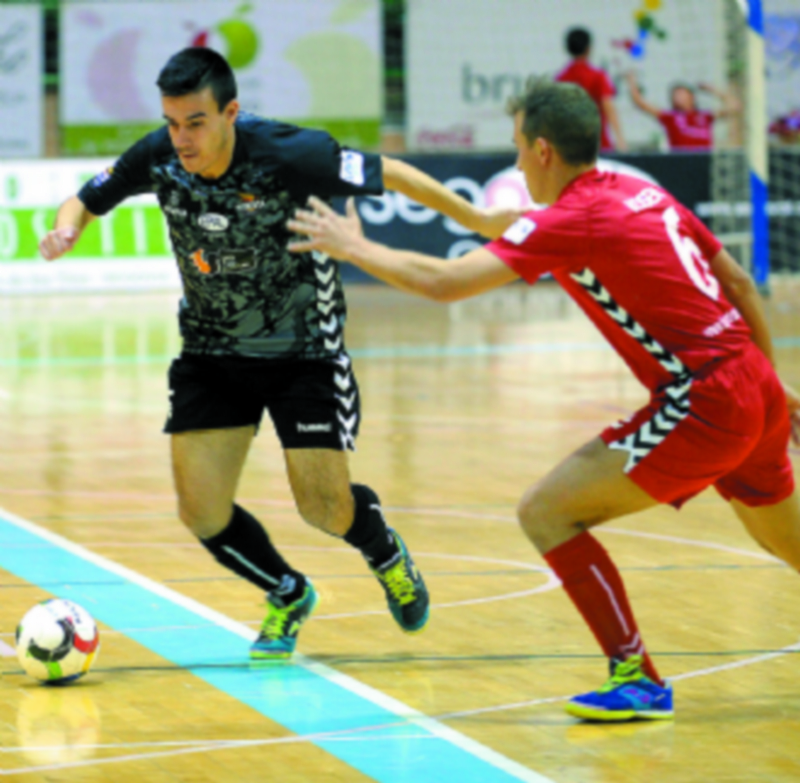El jugador del Naturpellet Segovia Edu disputa un balón en el partido de la octava jornada ante el Puertollano. / KAMARERO