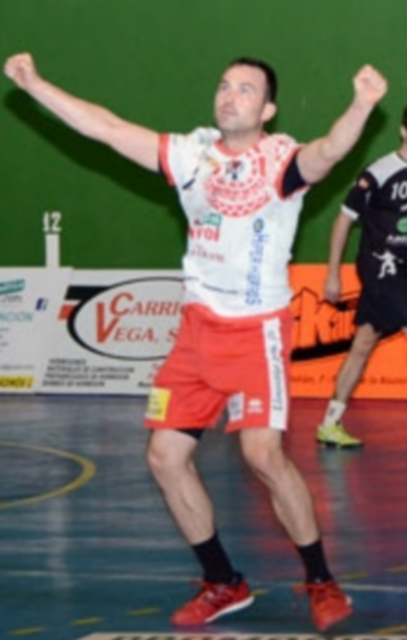 Carlos Villagrán celebra con la grada la victoria del Viveros Herol Nava ante el Amenábar Zarautz. / AMADOR MARUGÁN