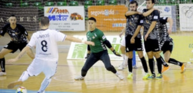 El jugador del Rivas Larios dispara una falta ante la defensa del Naturpellet integrada por Iván Quintín