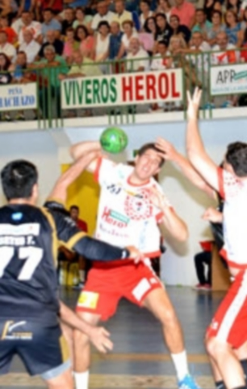 Carlos Villagrán intenta la penetración con el brazo arriba en un momento del partido ante el Alarcos. / A. MARUGÁN