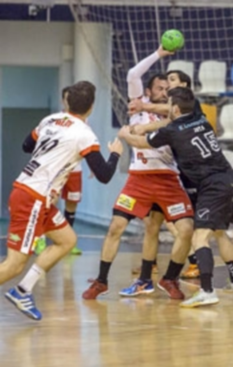 Carlos Villagrán es frenado de manera contundente por la defensa del Alarcos en un momento del partido. / E.A.