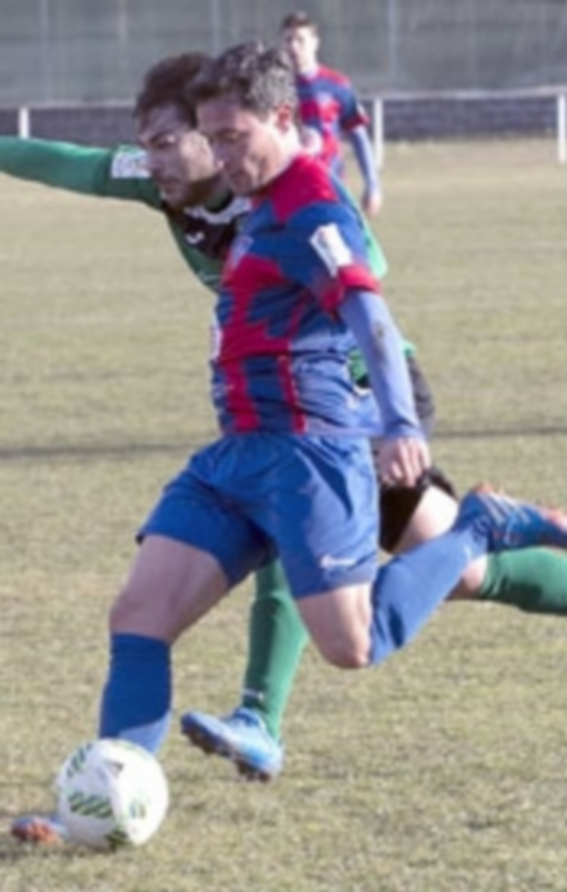 Víctor Pérez ensaya el lanzamiento ante la presión de un jugador del Villamuriel. / EVA GARRIDO-DIARIO PALENTINO