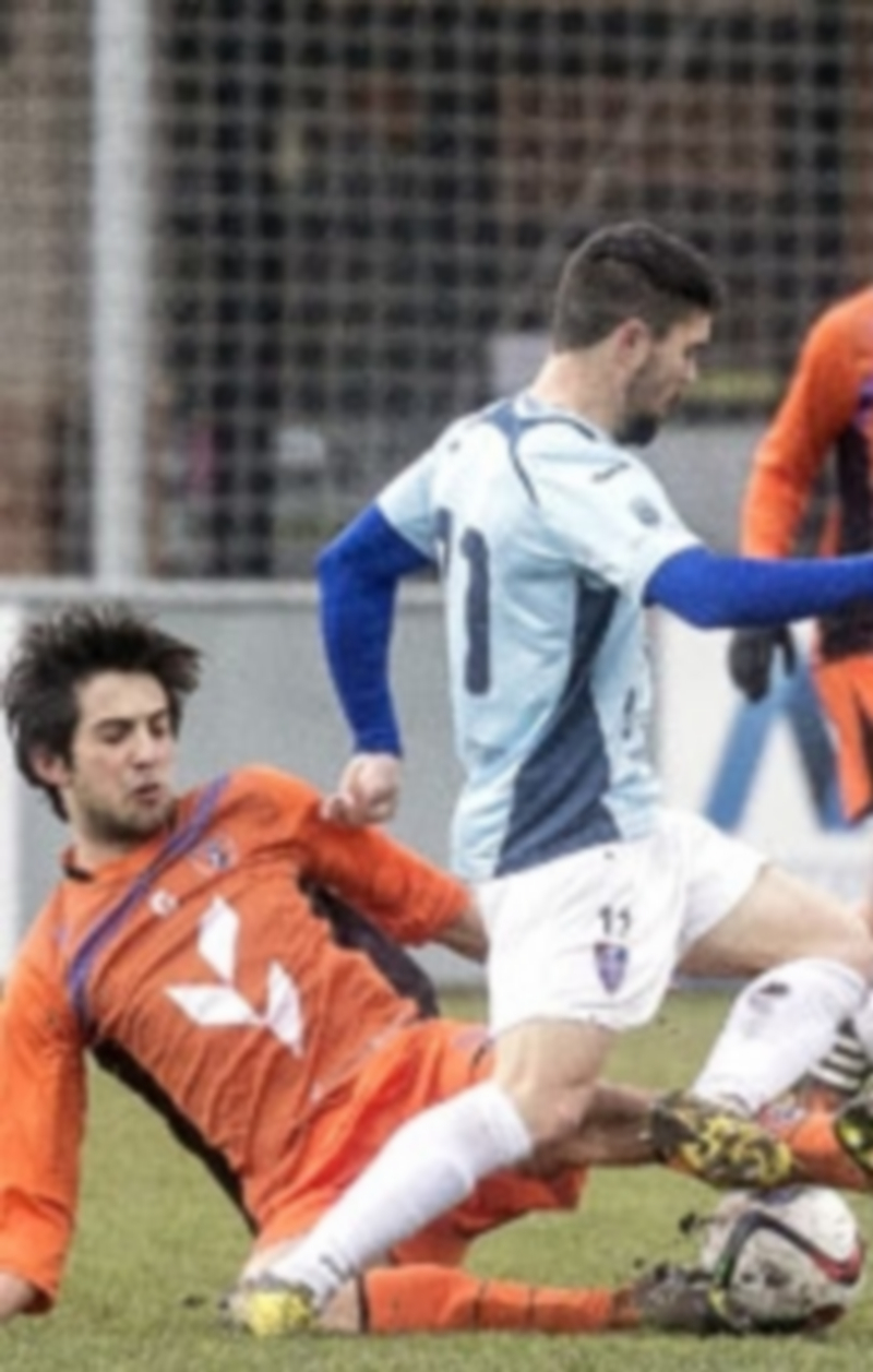 Un líder sin piedad 1 Rubén supera la entrada de un rival durante un momento de un encuentro disputado por la Segoviana en el campo de Castañares. / EL ADELANTADO