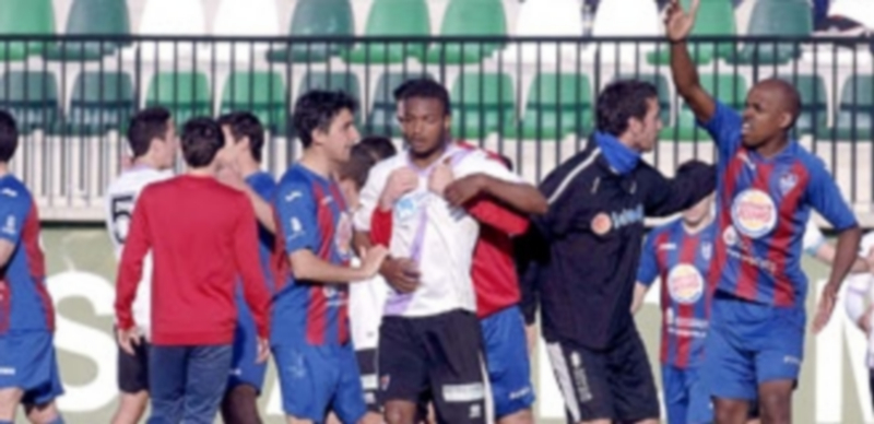 Imagen de una tangana que se produjo la pasada temporada entre los jugadores de la Segoviana y del Numancia B al finalizar el partido. / KAMARERO