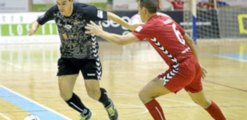 El jugador del Naturpellet Edu intenta irse del rival del Puertollano Koseki durante el partido de la primera vuelta./ KAMARERO