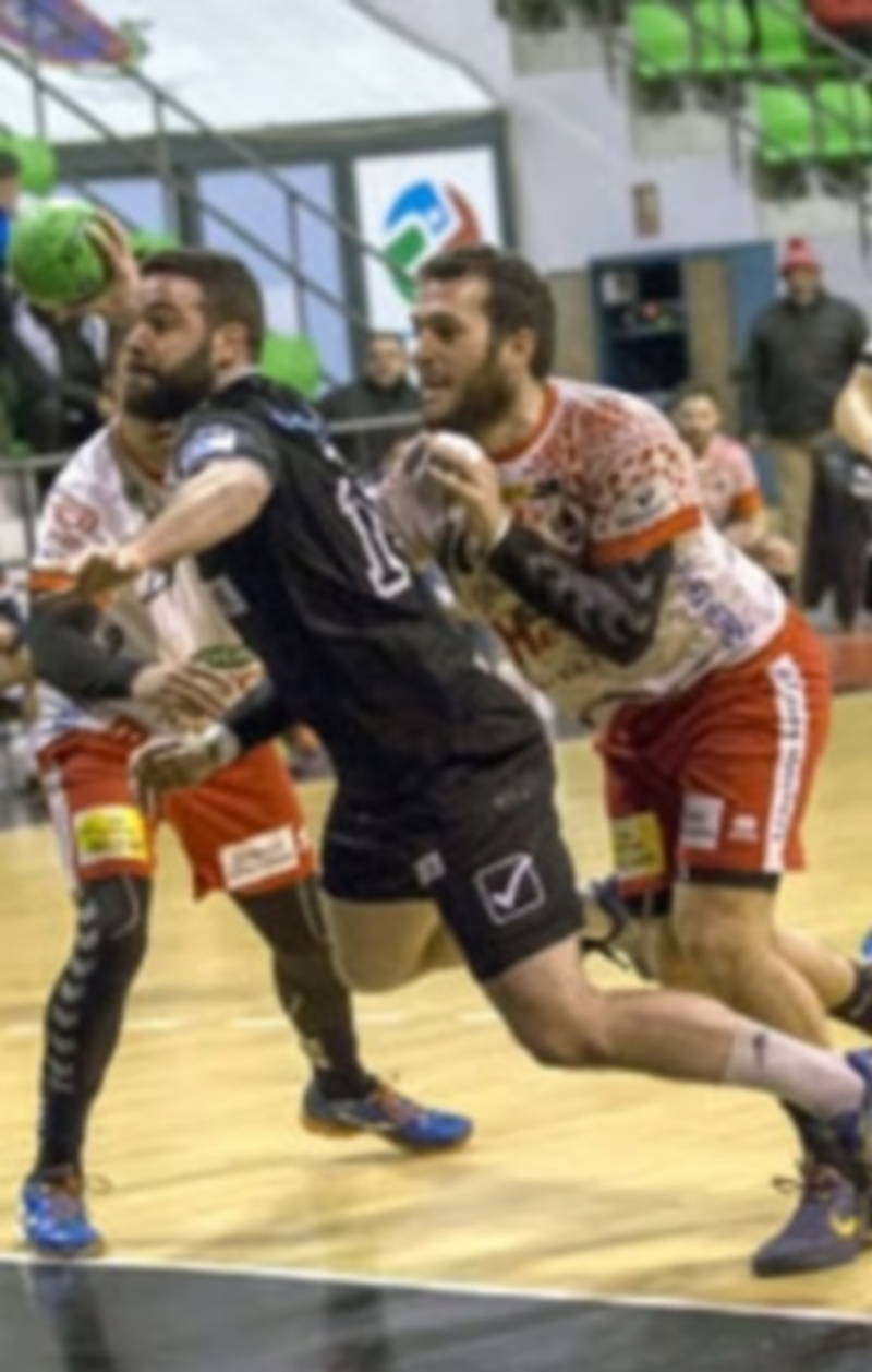 Darío Ajo y Javi Castillo tratan de impedir el lanzamiento de un rival durante un partido del Viveros Herol. / EL ADELANTADO