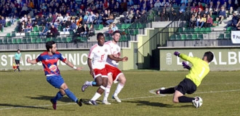 Kike bate al portero del Real Ávila. / TAMARA DE SANTOS